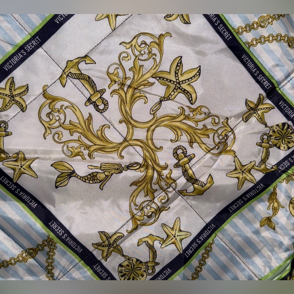 Victoria's Secret Limited Edition Fold-and-Packable Outdoor Blanket - Picture 8 of 16